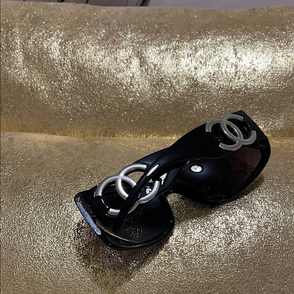 Chic Black Sunglasses - Picture 2 of 4